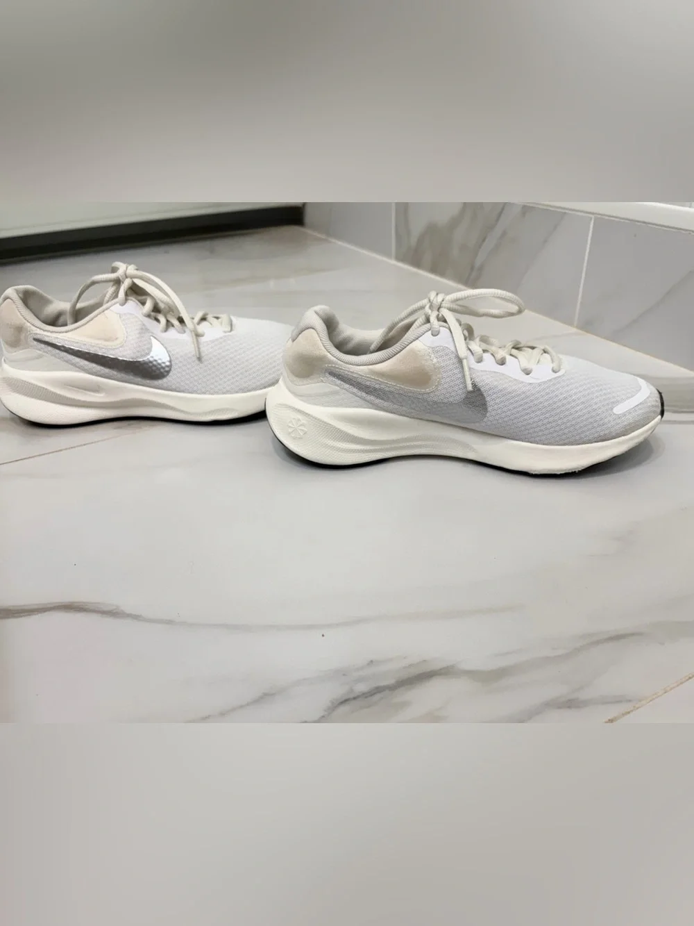 Nike Revolution 7 Womens 7.5 White Sail Metallic Silver Running Shoes FB2208-101